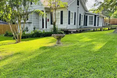 Image de This Charming Cottage home located in Historic Downtown Natchitoches.