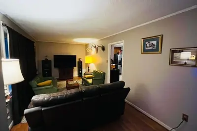Image de 3-bedroom house in beautiful country setting with Ac and WiFi. Gorgeous old oaks.