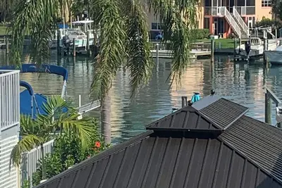 Image de Private second story, two bedroom 2 full bath  bungalow Private courtyard patio