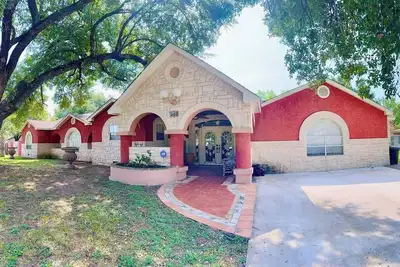 Image de 3, 100sqft Spanish-Style Villa near Aggieland, Somerville, Blue Bell and Houston!