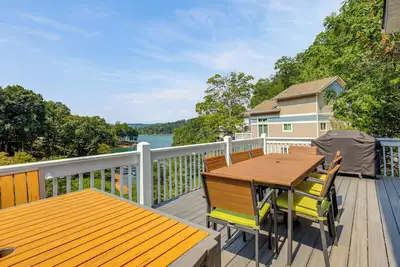 Image de Decks, Dock & Views: Lakefront Home in LaFollette!
