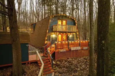 Image de Rustic Charm Meets Modern Boutique + Dcl Central + Hot Tub, Sauna, Lake Access