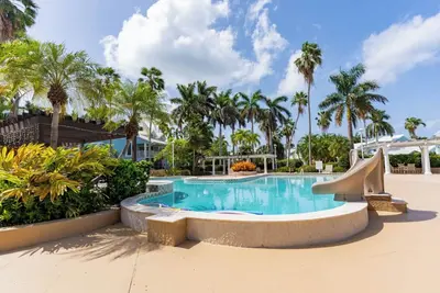 Image de Spacious 4-bed townhome with pool, serene views, and a short walk to Seven Mile