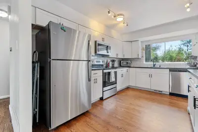 Image de Bright and Unique Art and Roll Home