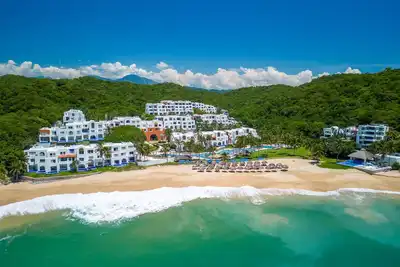 Image de Best Location on Property ~ Beachfront ~ Private Pool ~ Top Floor Corner Unit