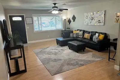 Image de Cheerful home with beautiful large yard centrally located!