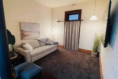 Image de Cozy Bluestone House in Norwood – Perfect for Families and Their Pets