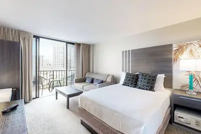 Image de Stylish studio with private balcony & Wifi - steps to Waikiki beaches