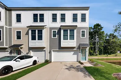 Image de Charming townhouse with deck and washer/dryer, central Ac, and Wifi