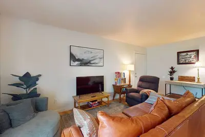 Image de Spacious condo-walking distance to college campuses/stadiums, & downtown