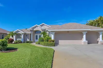 Image de Waterside Retreat - Beautiful south facing Rotonda waterfront home with pool