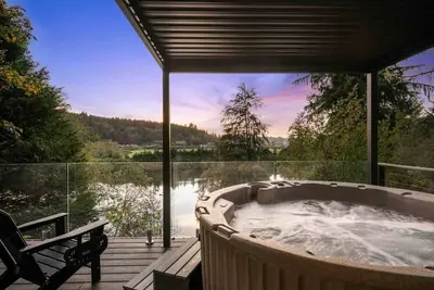 Image de Magnificent Riverfront Views From Hot Tub, Home, & Deck, Stunning Inside and Out, 5 Minutes to Beach