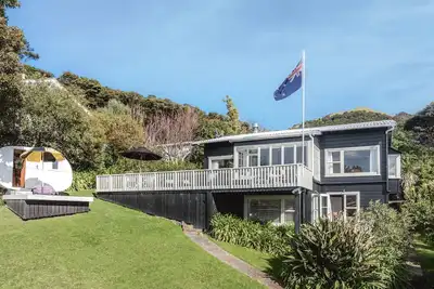 Image de The Boat House at Arran Bay - The Boat House at Arran Bay is a spectacular family holiday home in Arran Bay. With 4 bedrooms, plus caravan sleepout, it can sleep up to 8 adults and 12 guests in total.