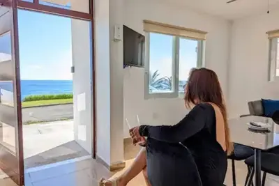 Image de Cozy Apartment: Wake to Ocean Waves