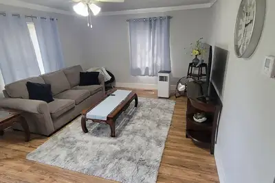 Charming 2-bedroom house with Ac, WiFi in gorgeous Sandusky close to Cedar Point