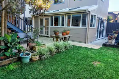 Image de Beautiful eclectic studio with lush private garden and solar heated pool