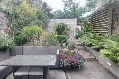 Image de Sophisticated Seafront 3bd Suntrap Landscaped Yard