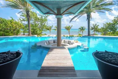 Image de Turtle Breeze: Micro-Resort w/ Swim-Up Pool Bar + Jacuzzi & Chipping Green