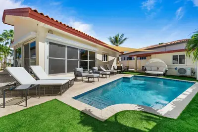 Image de 3br Home! Private Pool! Grill! Shuffleboard!