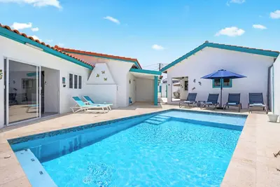 Image de 4-Br House! Private Pool! 3 Min To Beach!
