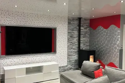 Image de Petite maison à la campagne, avec terrasse! \nAnimaux de compagnie acceptés.