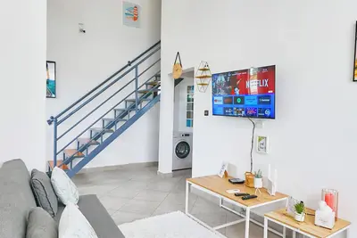Image de Airbnb appart meublé duplex à Libreville vue sur mer pour long ou court séjour.