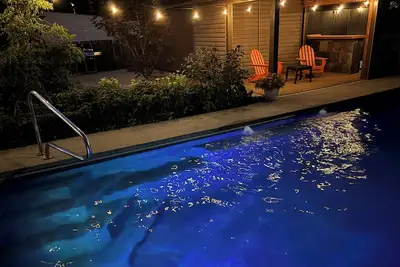 Image de West Park retreat luxury salt water hot tub and heated fiberglass inground pool