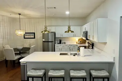 Image de Newly Renovated Condo at The Bluffs West! Walk to campus, pool, and gym access.