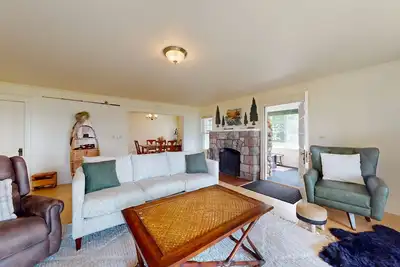 Image de Lakefront home with large patio, docks, gas grill, fire pit, & Wifi