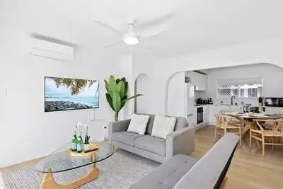 Image de Beachfront Escape Broadbeach - 2bd, Pool, Sleeps 7