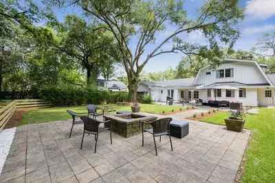 Image de \"Whispering Oaks\"  Enjoy this 4-bedroom home with Huge backyard