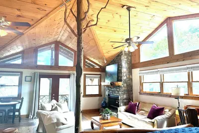 Image de Charming 2 bedroom in between Highlands/Cashiers fireplace, steam shower