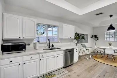 Image de Poolside Oasis: Your Wynwood Family Retreat