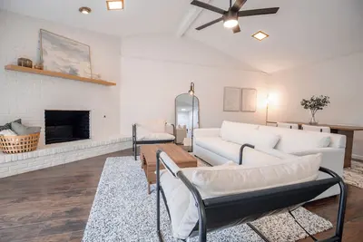 Image de Fully Furnished Retro Energy Retreat in Richardson, Dallas Texas