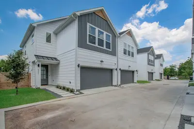 Image de Nw Houston Modern Bungalow w/ Master Suite!