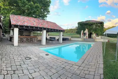 Image de Experience Tranquility and Charm at the Perfect Getaway above Gatehouse Winery!