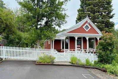 Image de Come Stay and Play in Historic Downtown Truckee!