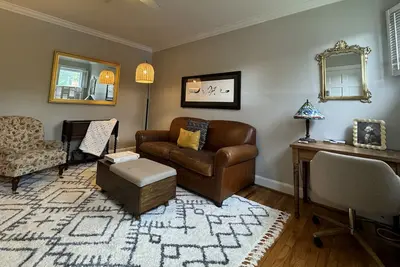 Image de Charming Historic Home – Short walk to the Metro & Old Town Waterfront!