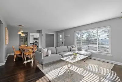 Image de Stylish and Bright 3Bedroom Home, Amazing Deck, Game Room