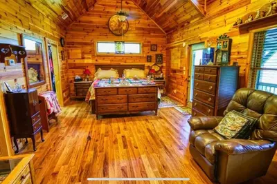 Image de Log Cabin at the Twisted River