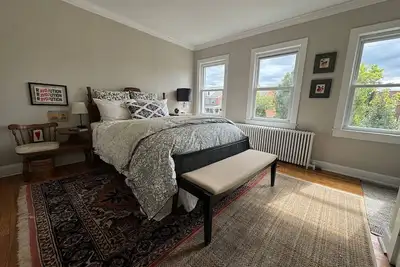 Image de Old Town Gem – Steps to Cafés, Shops & Metro!