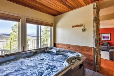 Image de King bed, pvt hot tub, free wi-fi, 71