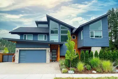 Stunning Contemporary Adu in Leavenworth - Hot Tub - Walk Everywhere!