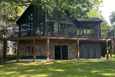 Image de Spend time making cherished memories at this gorgeous 5-bedroom Lakefront Lodge!
