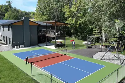 Image de Stay & Play 18 Guest Family Fun - Pickleball Court