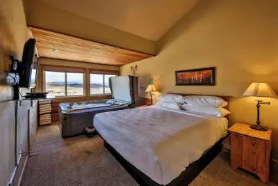 Image de Ski in, ski out, 2 Br fireplace, hot tub, pool! 113