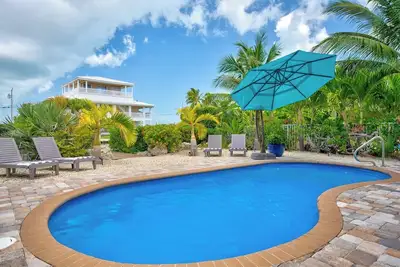 Image de P88 -  New on the rental market! 3 bedroom, 2 bath with private pool and 50 feet of dockage