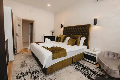 Experience Modern Luxury: 1-Bedroom Aparthotel Steps from Cluj-Napoca's Heart.