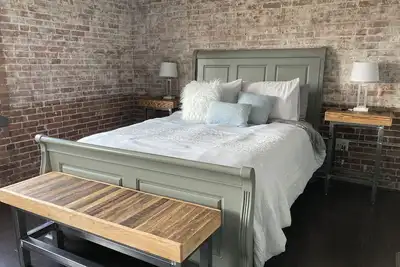 Image de Spacious 4-bedroom riverfront loft apartment