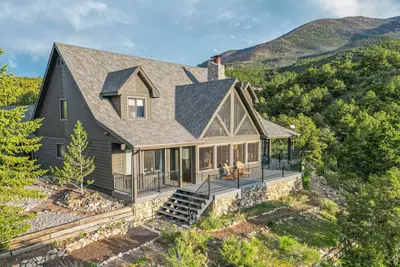 Image de Showstopping views, hot tub, huge private lot, 5 minutes to downtown Salida